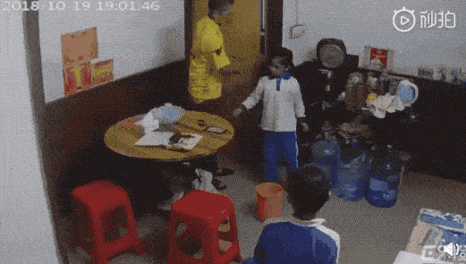 看哭了！小女孩遭家暴成一家人出气筒，深圳公安介入调查（视频/组图） - 15