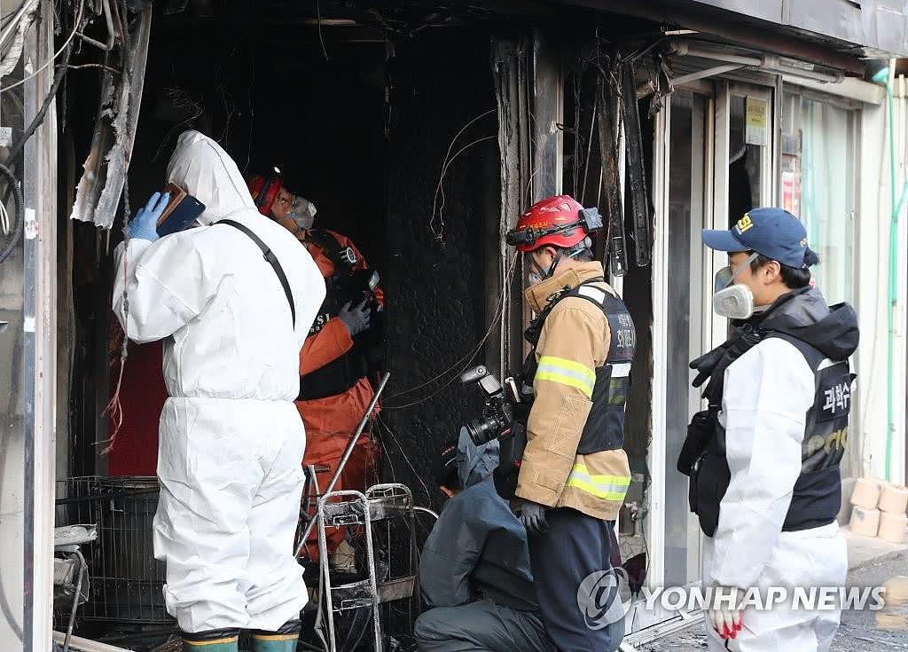 韩国红灯区起火致2死3伤：无消防设施 煤炉取暖（组图） - 1