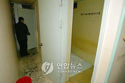 韩国红灯区起火致2死3伤：无消防设施 煤炉取暖（组图） - 3