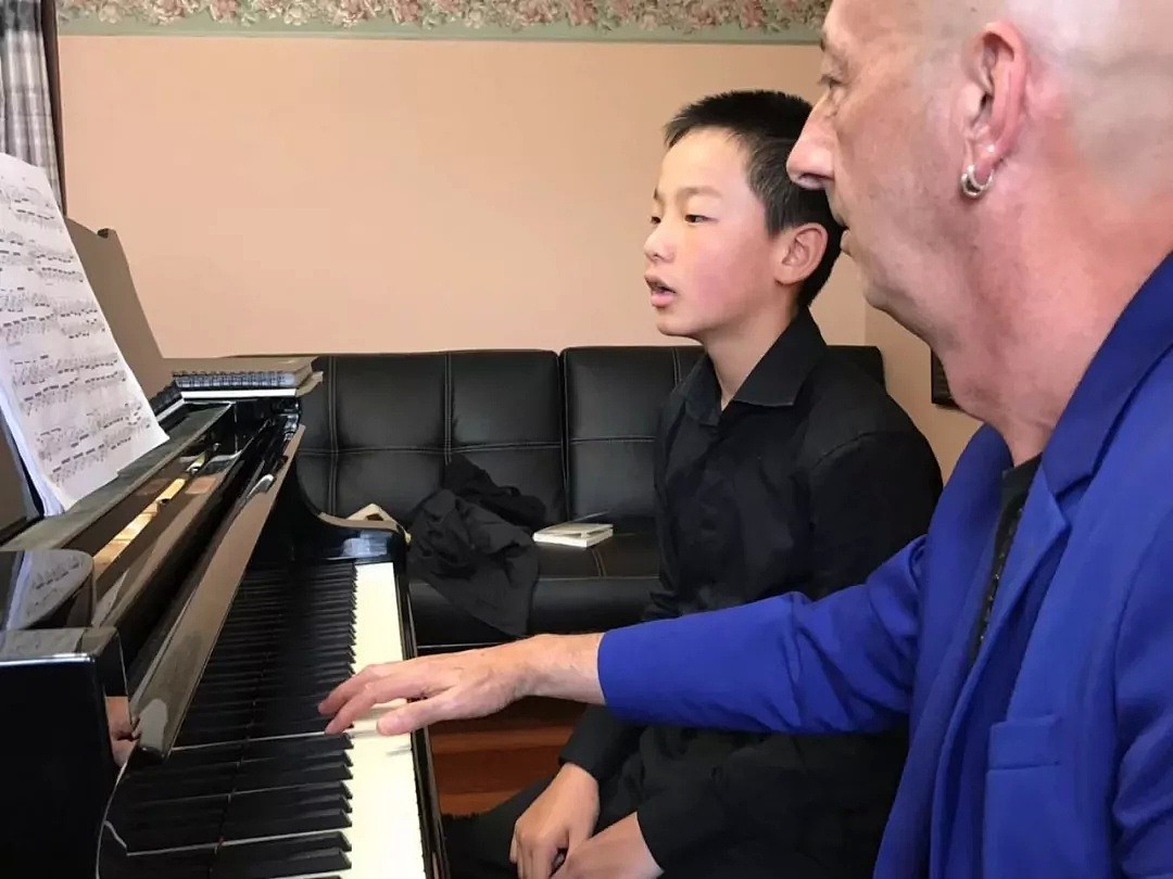 澳洲天才华裔钢琴少年，或成下个“郎朗”！3岁被钢琴大师收徒，11岁获奖过百！年纪虽小，被选为澳洲下一代钢琴接班人！ - 1