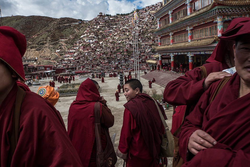 2016年，喇荣五明佛学院的尼姑。高原各处的藏人都对他们的文化被淡化感到担忧。