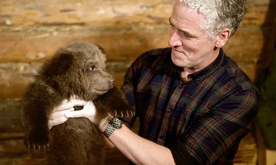 跨越种族的“父爱”！46岁的BBC摄影师，养6只熊宝宝，每天上演大型吸熊崽现场！ - 1