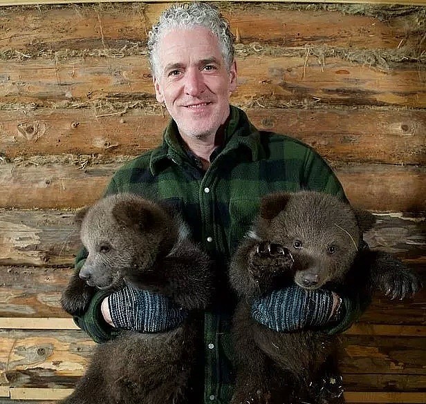 跨越种族的“父爱”！46岁的BBC摄影师，养6只熊宝宝，每天上演大型吸熊崽现场！ - 7
