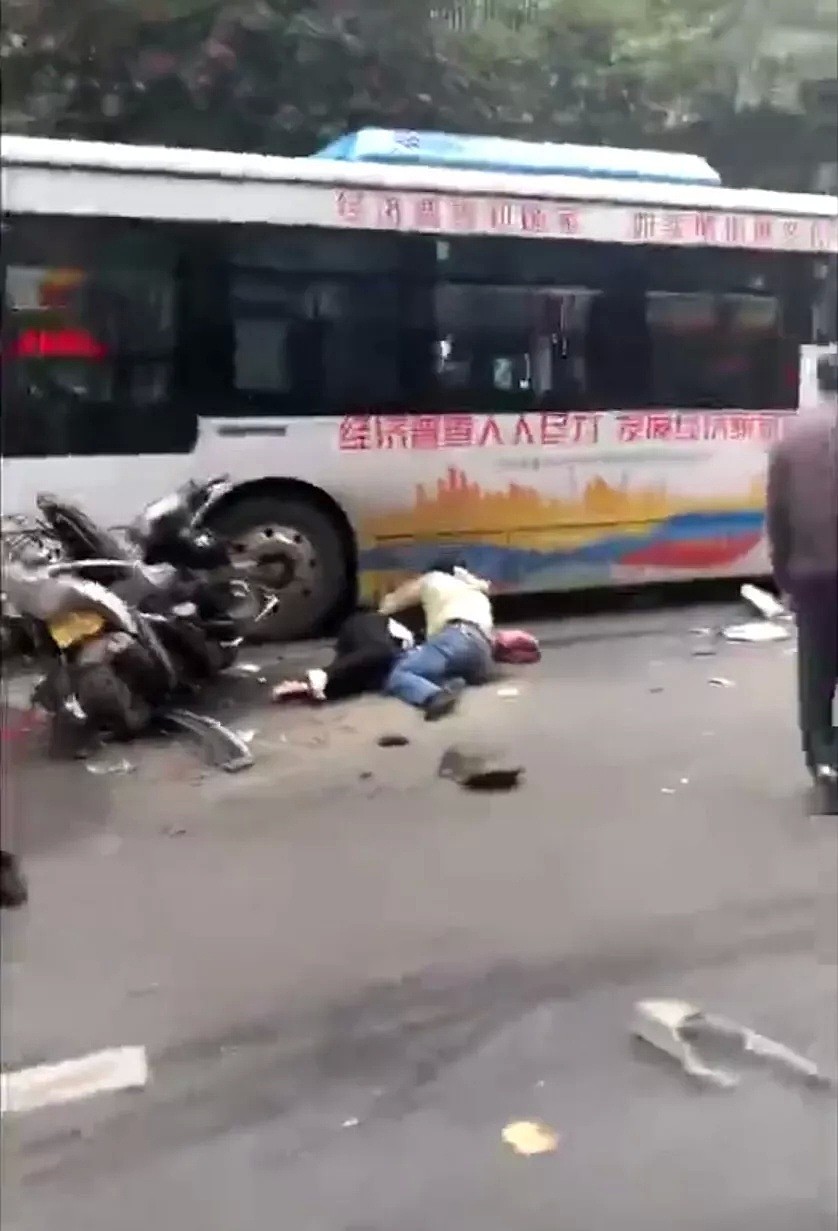 突发！福建龙岩城区一公交车遭歹徒挟持冲撞行人，已致8死22伤！（视频/组图） - 3