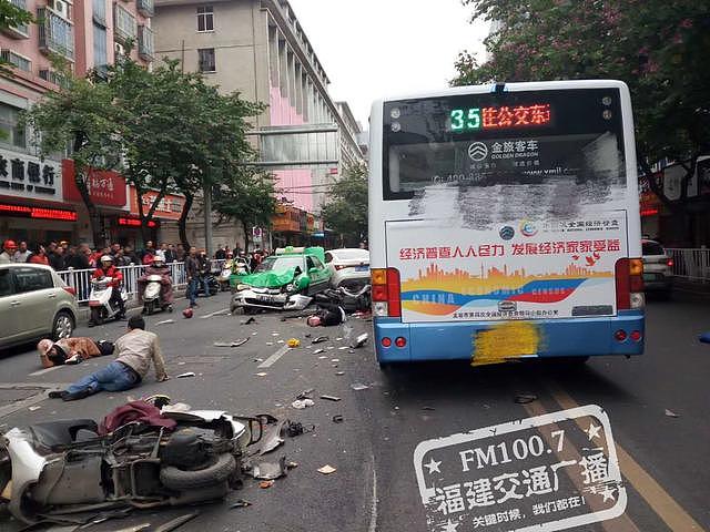 突发！福建龙岩城区一公交车遭歹徒挟持冲撞行人，致5死21伤！