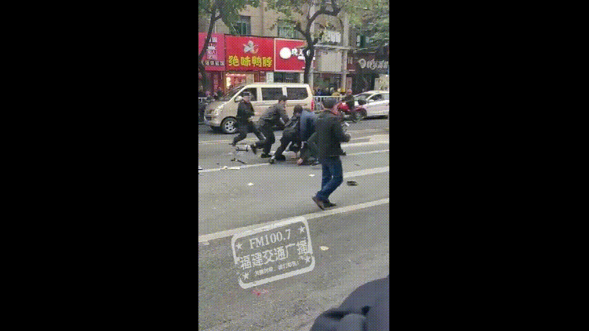 突发！福建龙岩城区一公交车遭歹徒挟持冲撞行人，致5死21伤！
