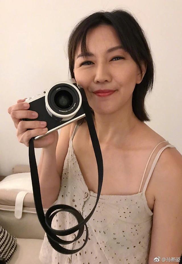 林俊杰送了孙燕姿一部相机，她感动发文，网友：都穷成这样了，为啥不开演唱会