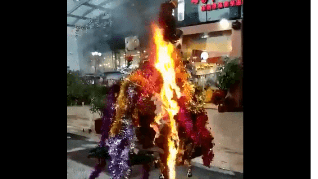 中国当局抵制“洋节” 商店圣诞树装饰被毁（图） - 1