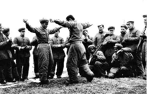 美国俘虏拍中国人在战俘营“暴行” 轰动西方（组图） - 10
