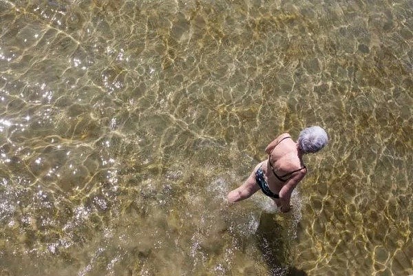 高温预警！热浪横扫澳洲，多地气温将逼近50度！100万人涌向海滩纳凉，连袋鼠都下水了... - 12