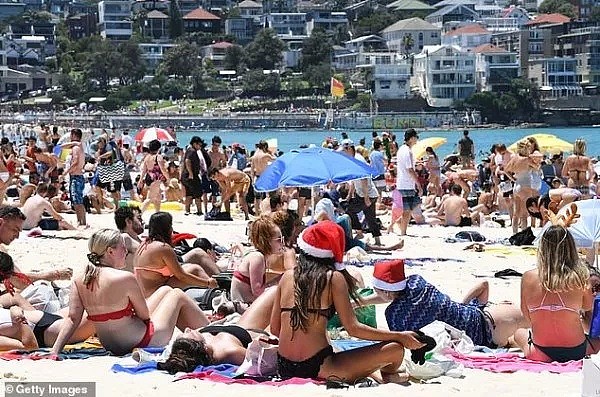 高温预警！热浪横扫澳洲，多地气温将逼近50度！100万人涌向海滩纳凉，连袋鼠都下水了... - 23
