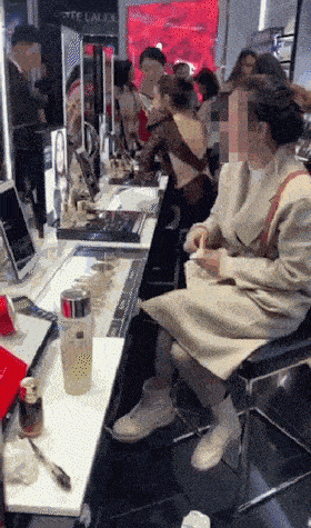 北京警方通报“女子情绪失控狂砸化妆品专柜”：刑拘（视频/组图） - 1