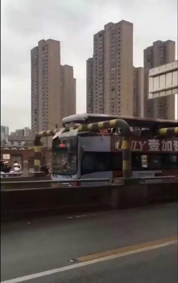恐怖！双层公交车被“削顶”，1死多伤（视频/组图） - 2