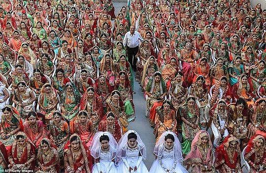 印度钻石大亨一次嫁掉261个“女儿” 还送每人20万黄金嫁妆