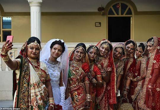 印度钻石大亨一次嫁掉261个“女儿” 还送每人20万黄金嫁妆