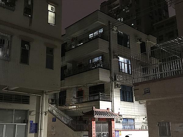 刘大华一家租住的四层小楼，二楼一片漆黑 澎湃新闻记者 沈文迪 图