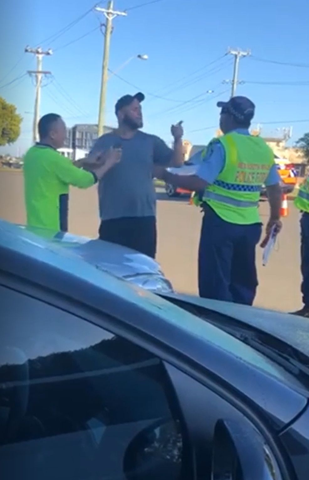 “滚回中国去”！亚裔警员公然侮辱司机，这回澳洲网友态度却一边倒！（视频） - 18