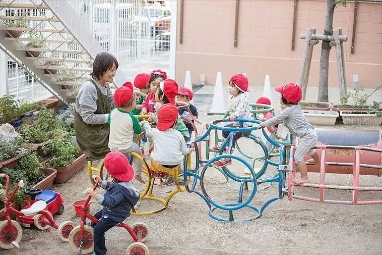 这家开在红灯区的深夜幼儿园，每天凌晨2点才关门，送孩子来这里的父母都“不正常”？ - 46