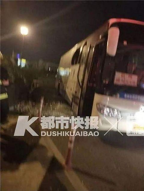 14名乘客砸窗逃生 杭州大巴发生了什么？（组图） - 1