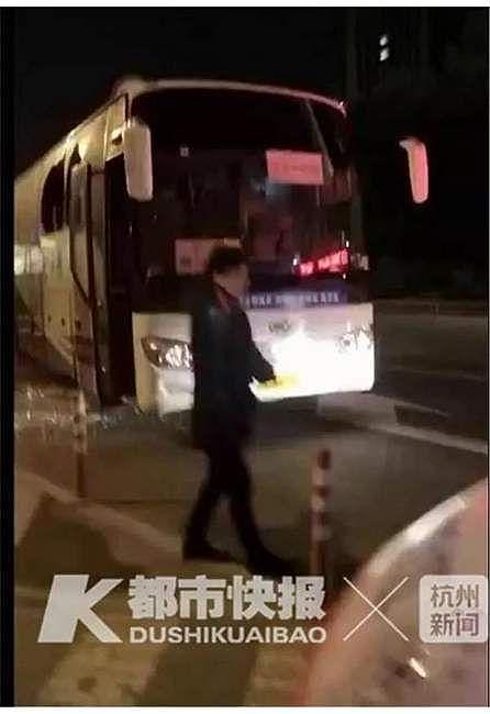 14名乘客砸窗逃生 杭州大巴发生了什么？（组图） - 2