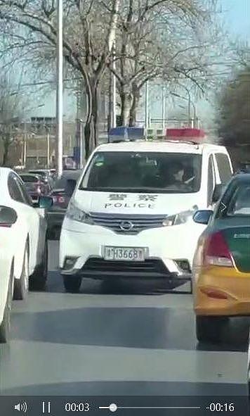 河南警车在北京逆行 车内人员被曝辱骂他人（视频/图） - 1