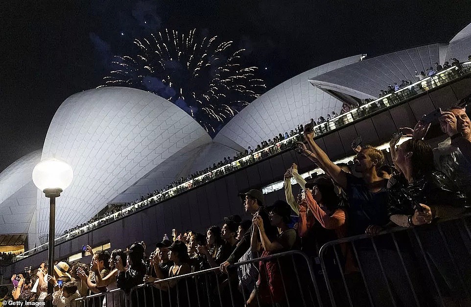中途华人大撤离，悉尼跨年夜彻底嗨翻！史上最震撼烟火惊艳世界，2019，在澳洲的我们来了！（组图/视频） - 16