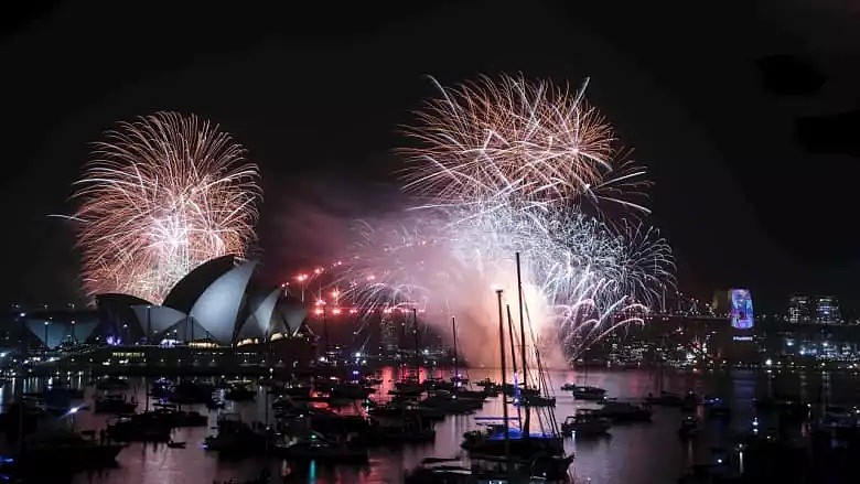 中途华人大撤离，悉尼跨年夜彻底嗨翻！史上最震撼烟火惊艳世界，2019，在澳洲的我们来了！（组图/视频） - 37