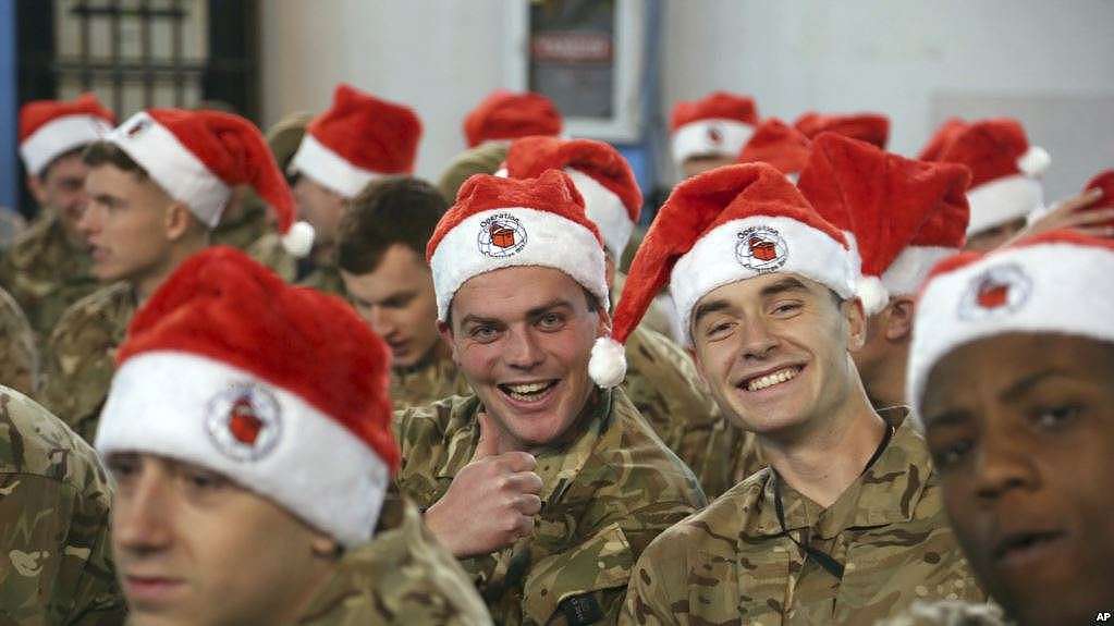 在阿富汗喀布尔总部举行的圣诞节仪式上，美国和北约部队合影留念。(2018年12月25日)