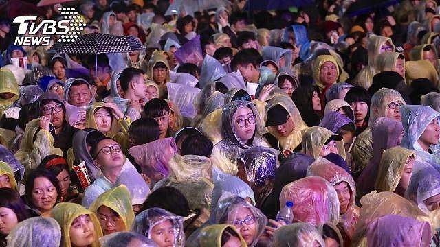 台北跨年晚会开场被骂翻 一万多人雨中看人打游戏（组图） - 3