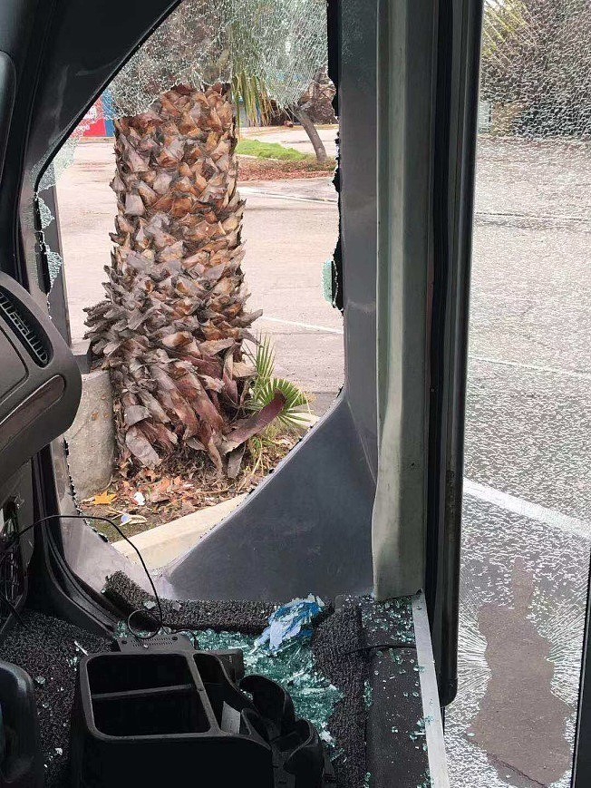 华人旅巴车窗被砸 加州警察漠视 陆客傻眼（组图） - 3