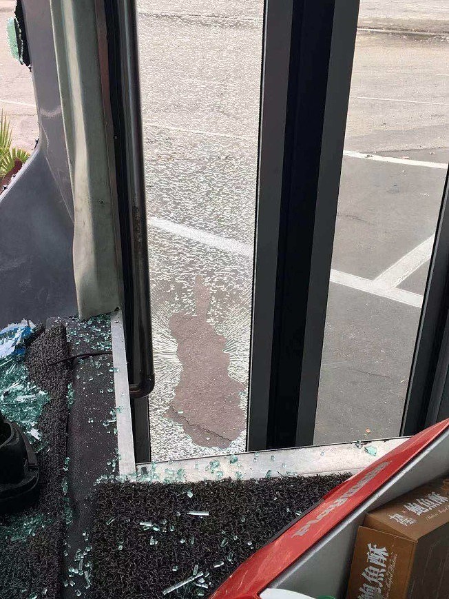 华人旅巴车窗被砸 加州警察漠视 陆客傻眼（组图） - 4