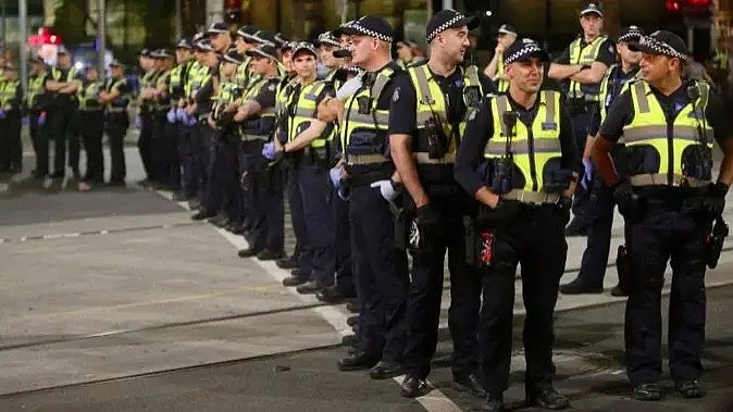 凌晨，墨尔本警察摆平闹事非裔少年！全澳有超过3500起求助！地面有数吨垃圾被清理！绚烂背后，是他们让我们跨越了完美新年！（组图） - 13