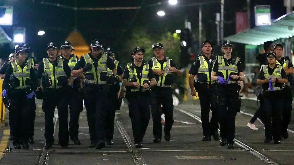 凌晨，墨尔本警察摆平闹事非裔少年！全澳有超过3500起求助！地面有数吨垃圾被清理！绚烂背后，是他们让我们跨越了完美新年！（组图） - 14