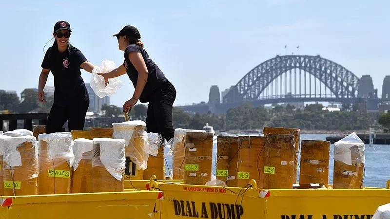 凌晨，墨尔本警察摆平闹事非裔少年！全澳有超过3500起求助！地面有数吨垃圾被清理！绚烂背后，是他们让我们跨越了完美新年！（组图） - 28