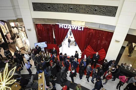 ▲12月15日，波兰华沙，东北欧地区首个华为高级体验店开业。（视觉中国）