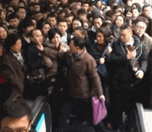 一夫当关，万夫莫开！上海地铁3号线这爷俩真是威武（视频/组图） - 4