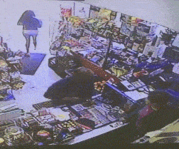 多伦多便利店遭遇抢劫，华人大姐抡起棍子：干他丫的（视频/组图） - 1
