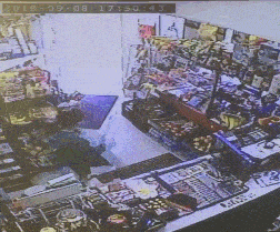 多伦多便利店遭遇抢劫，华人大姐抡起棍子：干他丫的（视频/组图） - 2