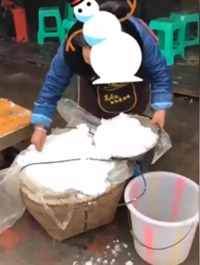 大妈街头卖雪，20元一桶！网友：我错过了一个亿