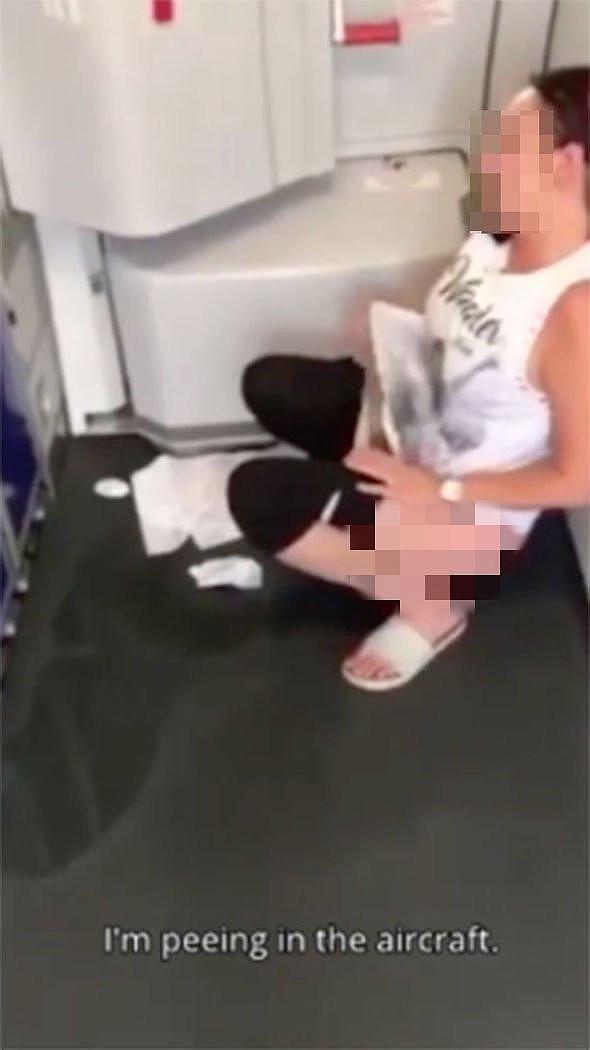 女乘客在国际航班起飞前欲入厕遭拒，愤而在机舱厨房公然小便被喷
