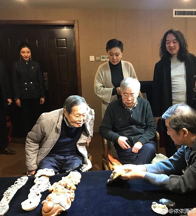 97岁杨振宁精神矍铄赏玉器，43岁翁帆温柔相伴（组图） - 8
