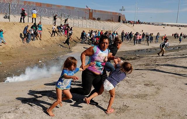 为了守住边境，特朗普这次连催泪弹、辣椒水都用上了