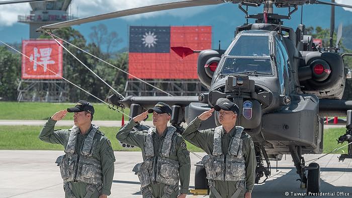 Taiwan - Offizielle militärische Zeremonie für die Einweihung der US-Apache AH-64E Hubschrauber (Taiwan Presidential Office)