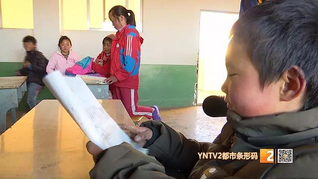 住在学校不冷！妈妈也回家了……一年过去了，“冰花男孩”笑了