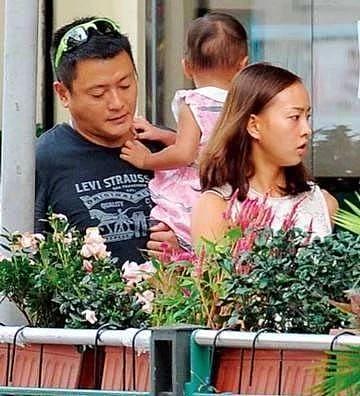 51岁魏骏杰肥头大耳形象不再，小20岁娇妻却越来越像蛇精脸