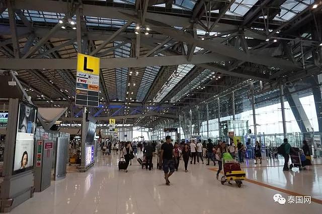 中国老人曼谷机场摔倒生命垂危，没有人救，我们救了……