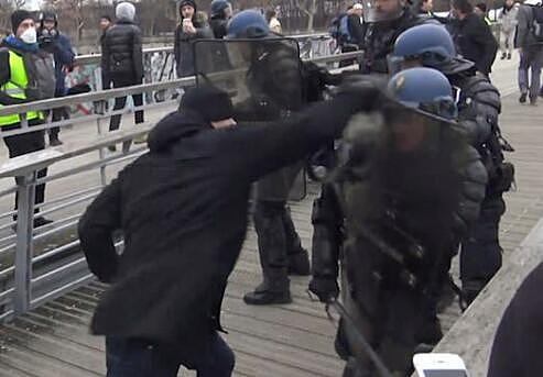 法国“黄背心”抗议超千人获罪 前拳王向警方自首（图） - 1