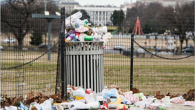 白宫外围堆积如山的垃圾。