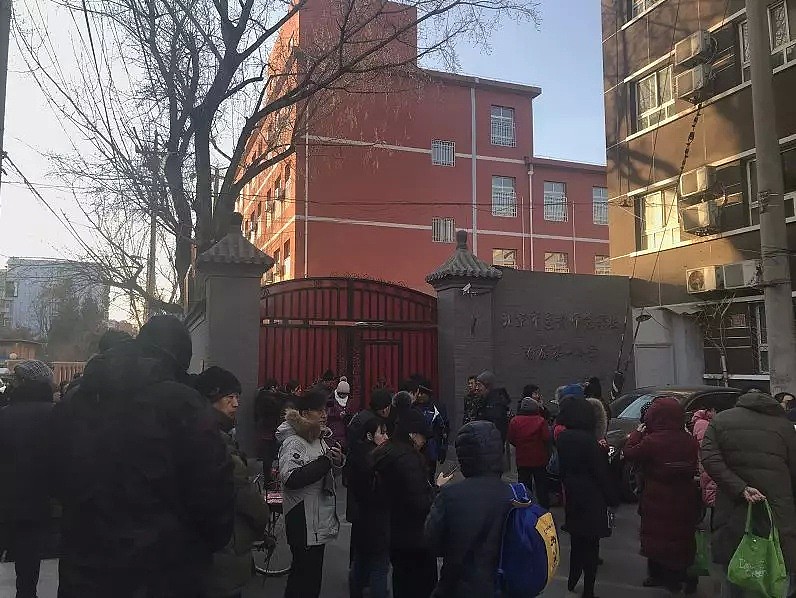 视频曝光！北京小学突发袭击事件，工人打伤20儿童，3人重伤！（视频/组图） - 1