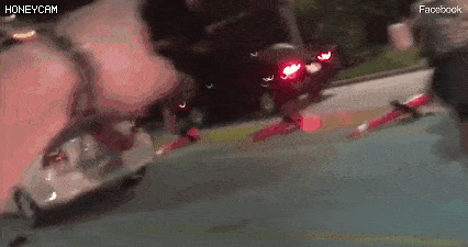 洛杉矶醉酒半裸女乘客暴捶网约车！拳打脚踢路人也不放过…（视频/组图） - 2